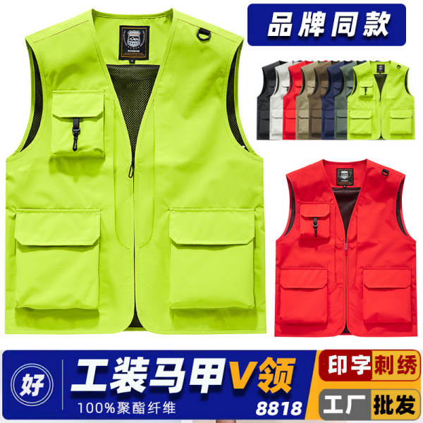 Vestido de trabalho fotográfico ao ar livre com várias bolsas de publicidade