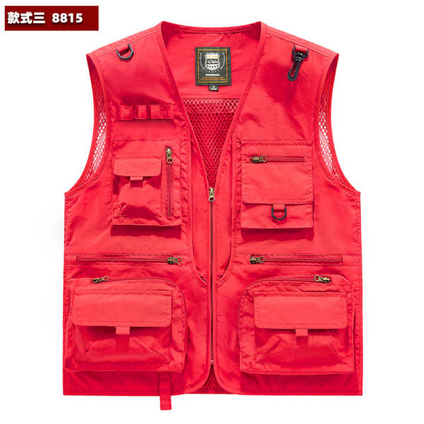 Vestido de trabalho fotográfico ao ar livre com várias bolsas de publicidade