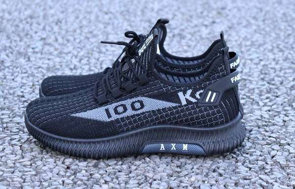 No verão do ano passado, um novo modelo de sapatos de corrida para homens, um novo modelo de sapatos para homens.