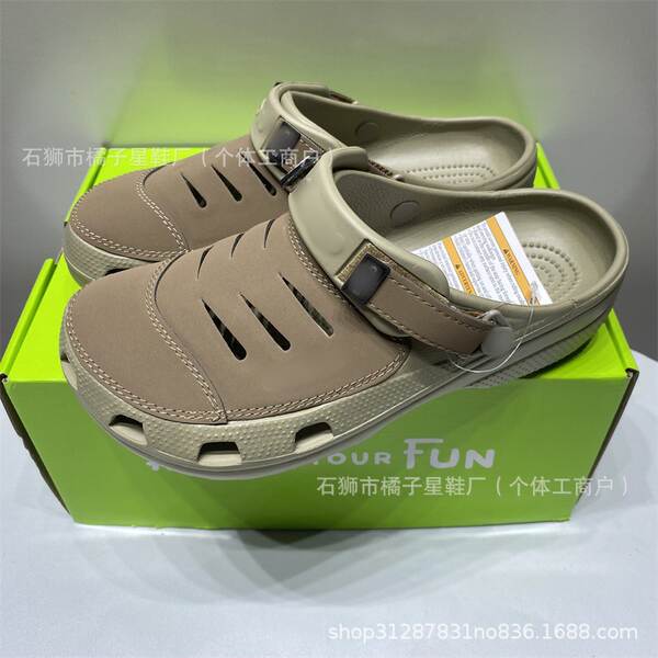 Sapatos de areia ao ar livre e confortáveis para os homens e para as mulheres de praia para o ar livre.