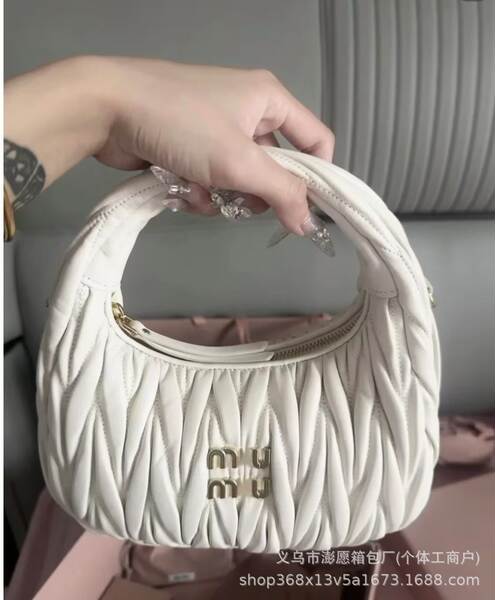 Bolsa feminina de couro com detalhes em pregas