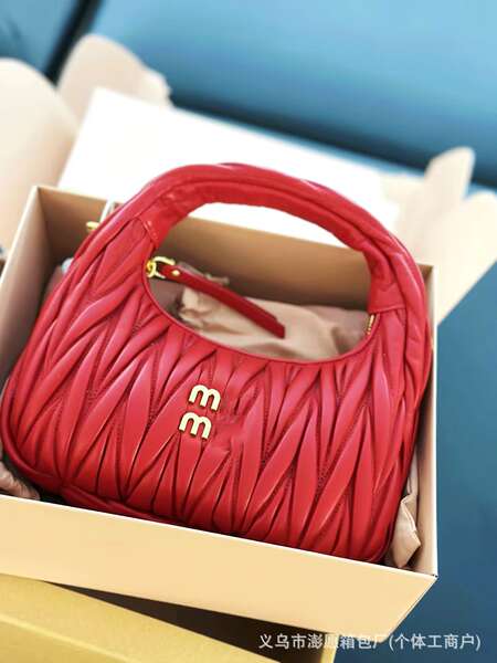 Bolsa feminina de couro com detalhes em pregas