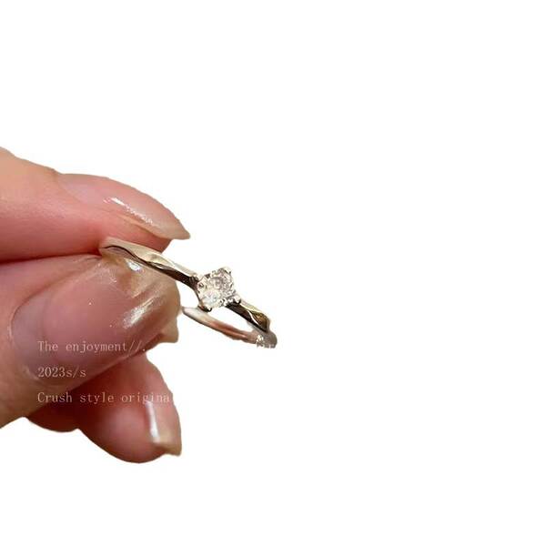 Anel de Zircônia com Abertura em Forma de Borboleta