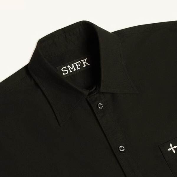 Camiseta clássica da SMFK cruzada com a mesma cor