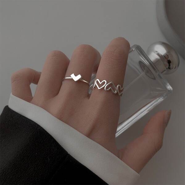 O anel de amor feminino é um anel que pode ser ajustado.