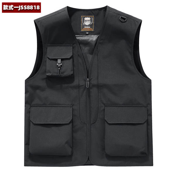 Vestido de trabalho fotográfico ao ar livre com várias bolsas de publicidade