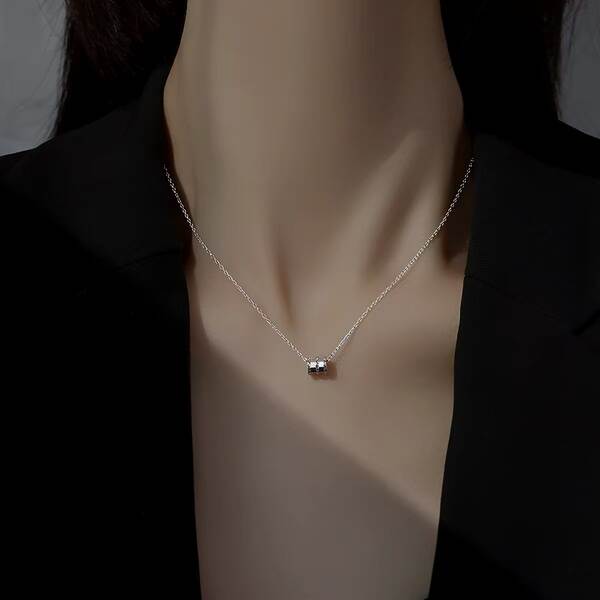S925 Puro Prata Borboleta Colar Mulheres Pequenos Design Simples Delicioso doce e luxuoso Cadeia de cordão de serpente Sensor avançado