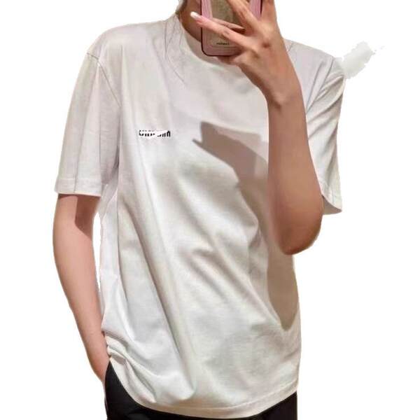 Versão correta do verão novo MIU Mouse Red T-shirt peito pequeno LOGO T-shirt corta-cabeça