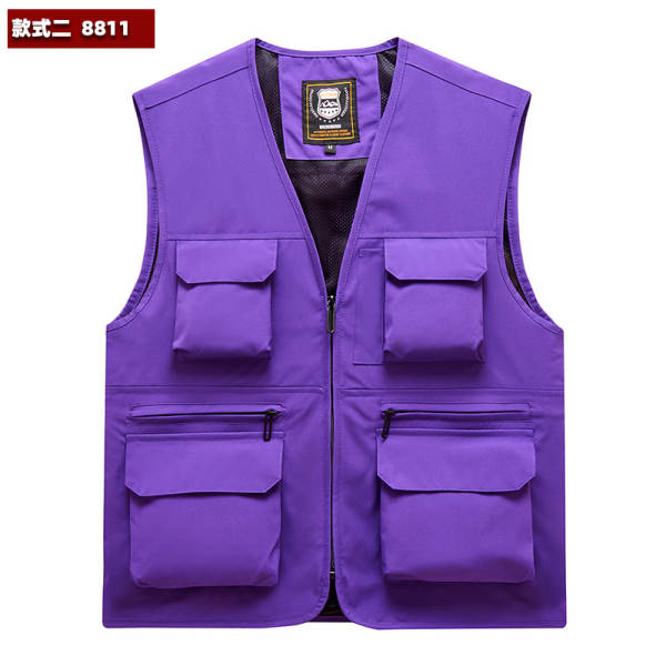 Vestido de trabalho fotográfico ao ar livre com várias bolsas de publicidade