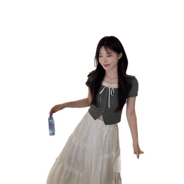 Vestido de verão com duas camisetas de calçados curtos e um vestido de verão de calçados curtos.