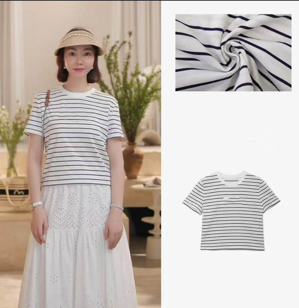 Camiseta feminina branca com listras