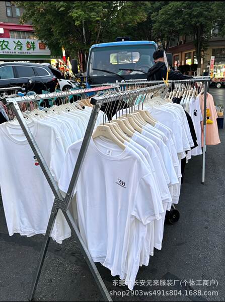 Camiseta masculina curta e larga