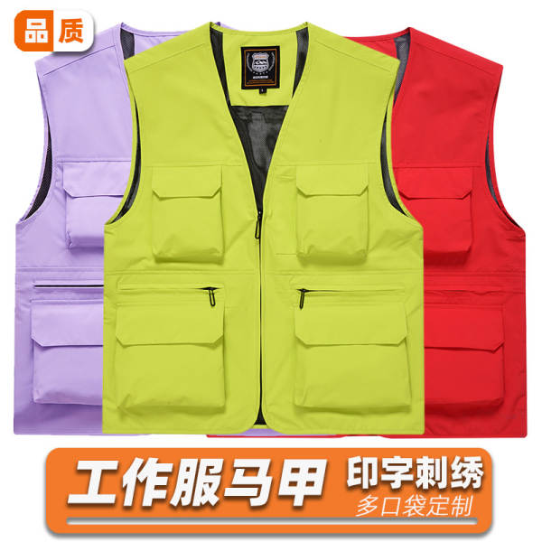 Vestido de trabalho fotográfico ao ar livre com várias bolsas de publicidade