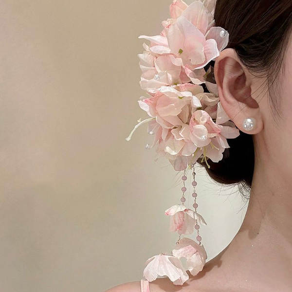 Penteado com Flor e Contas Rosa