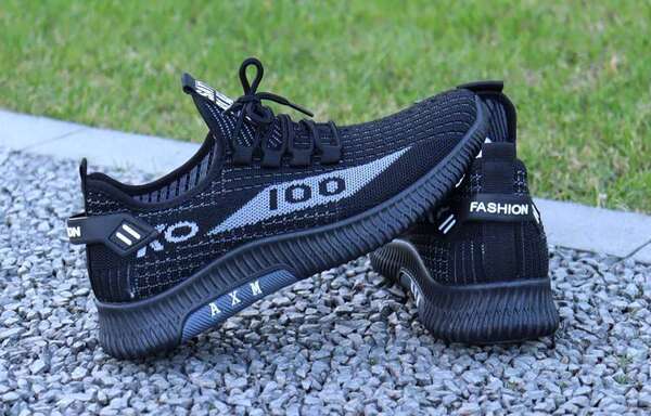 No verão do ano passado, um novo modelo de sapatos de corrida para homens, um novo modelo de sapatos para homens.