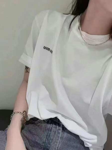 Camiseta feminina curta de manga com estampa de letra