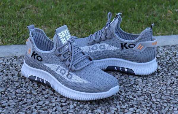 No verão do ano passado, um novo modelo de sapatos de corrida para homens, um novo modelo de sapatos para homens.