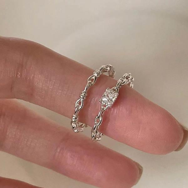 O anel pode ser ajustado para o tamanho do dedo, mas o dedo pode ser ajustado para o tamanho do dedo.