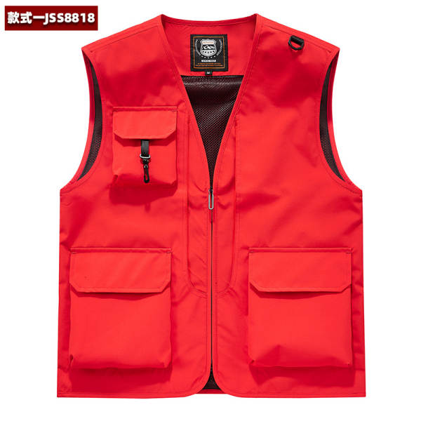 Vestido de trabalho fotográfico ao ar livre com várias bolsas de publicidade