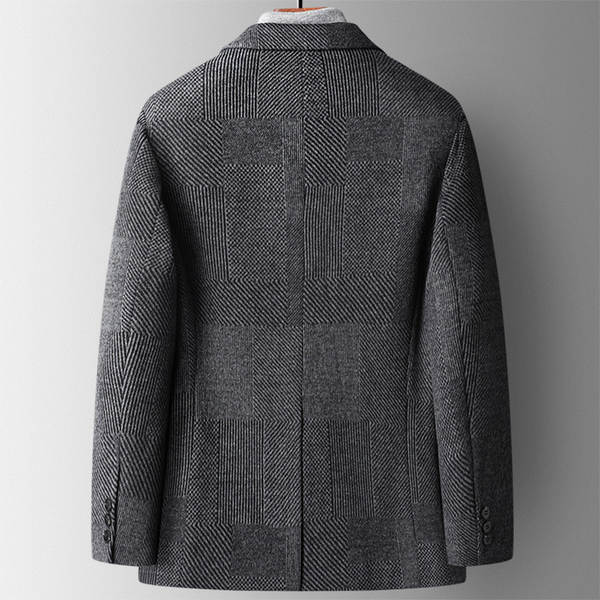 No inverno, o casaco masculino é mais quente do que o casaco masculino.