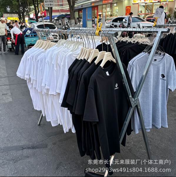 Camiseta masculina curta e larga