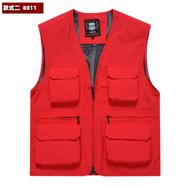 Vestido de trabalho fotográfico ao ar livre com várias bolsas de publicidade