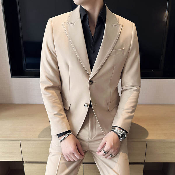 Vestido masculino de verão com duas camisetas masculinas de verão.