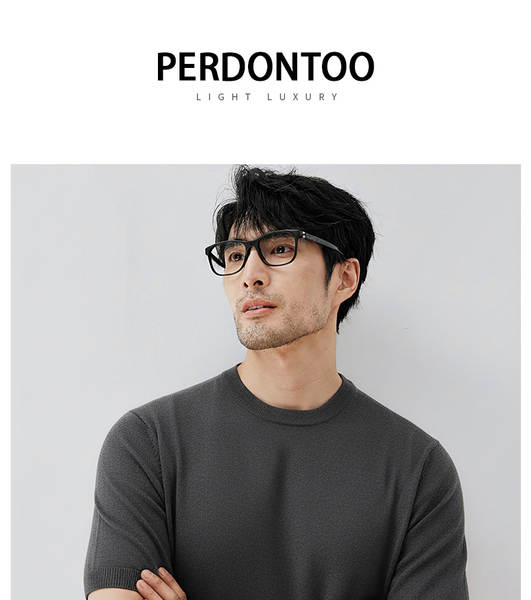 No outono, os homens usam camisetas de couro curto.