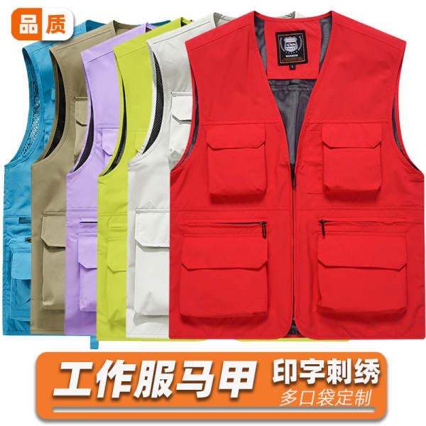 Vestido de trabalho fotográfico ao ar livre com várias bolsas de publicidade