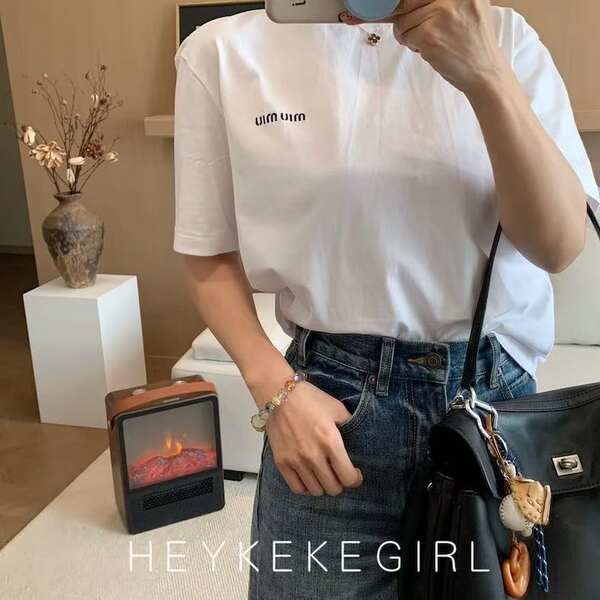 Camiseta feminina curta de manga com estampa de letra