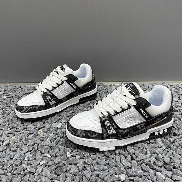 Sapatos masculinos de outono de 2025 novos sapatos de descanso suave com sapatos esportivos de grande porte de tendência permeável para casais
