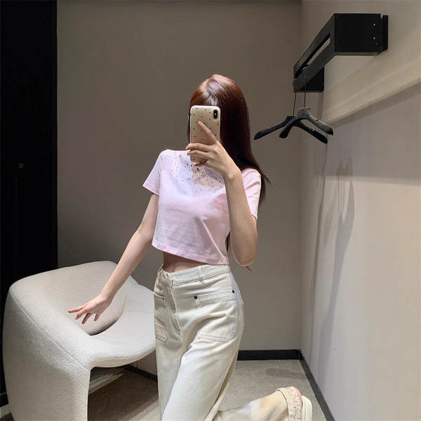 2025 Primeira Primavera Novo Southern Oil Miu Simples Moda Centenário Reduzir Idade Férias Vento Pearl Letra Curta Colar T-Shirt