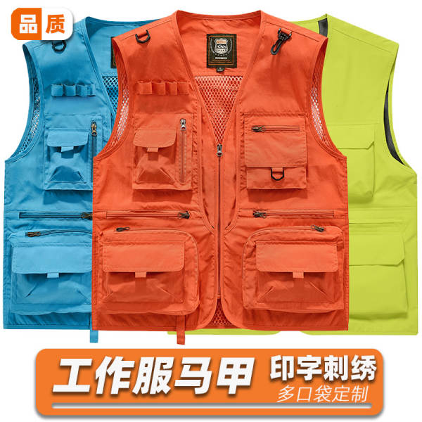 Vestido de trabalho fotográfico ao ar livre com várias bolsas de publicidade
