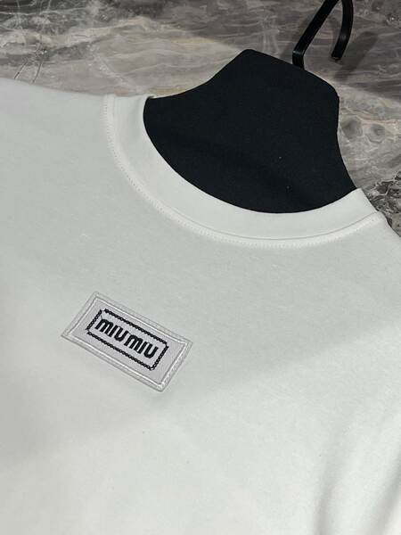 Em 2025, uma camiseta curta é usada por meninas mais velhas.