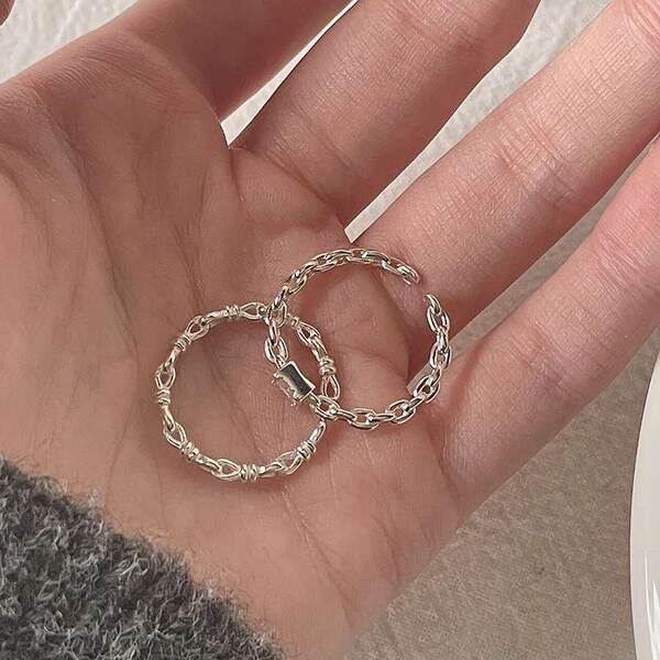 O anel pode ser ajustado para o tamanho do dedo, mas o dedo pode ser ajustado para o tamanho do dedo.