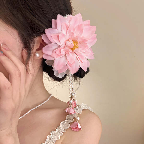 Penteado com Flor e Contas Rosa