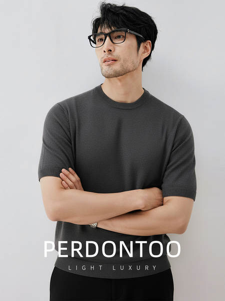 No outono, os homens usam camisetas de couro curto.