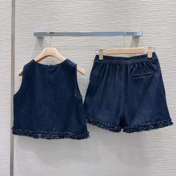 Conjunto sem mangas e short com detalhes em flor
