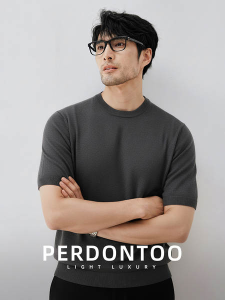 No outono, os homens usam camisetas de couro curto.