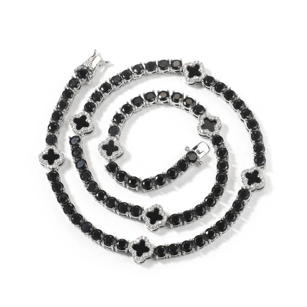 Coloque um colar de tênis em preto e prateado, um colar de tênis em branco.