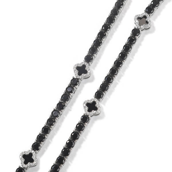 Coloque um colar de tênis em preto e prateado, um colar de tênis em branco.