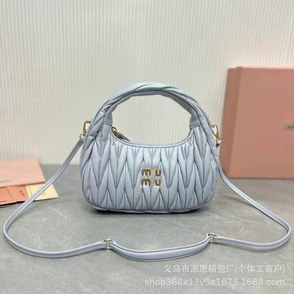 Bolsa feminina de couro com detalhes em pregas