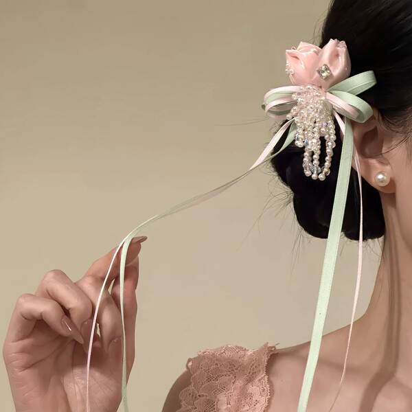 Penteado com Flor e Contas Rosa
