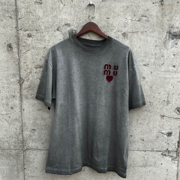 Camiseta short sleeve com estampa e detalhes em wash