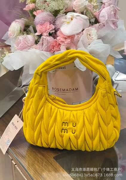 Bolsa feminina de couro com detalhes em pregas
