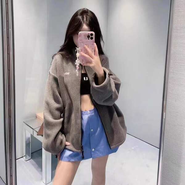 O casaco de inverno da MIU é o novo casaco da MIU para homens e mulheres.