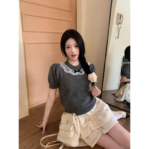 Blusa curta de malha com laço e renda