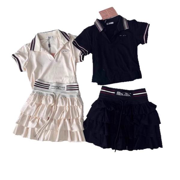 Vestido curto com camiseta polo e saia de bolo
