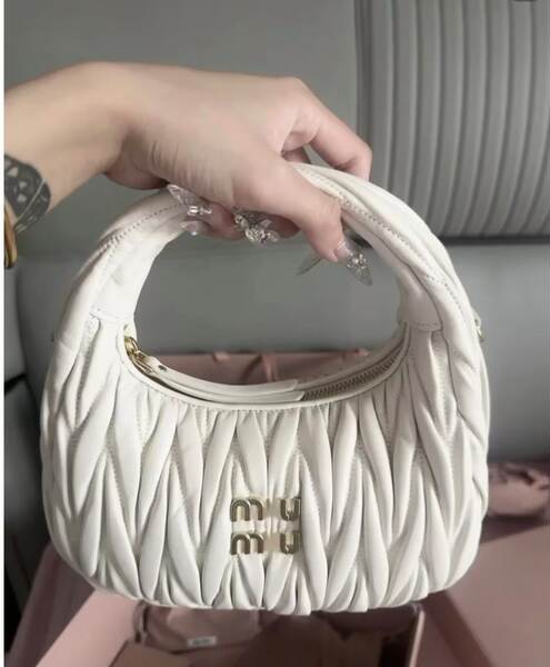 Bolsa feminina de couro com detalhes em pregas
