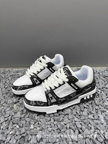 Sapatos masculinos de outono de 2025 novos sapatos de descanso suave com sapatos esportivos de grande porte de tendência permeável para casais